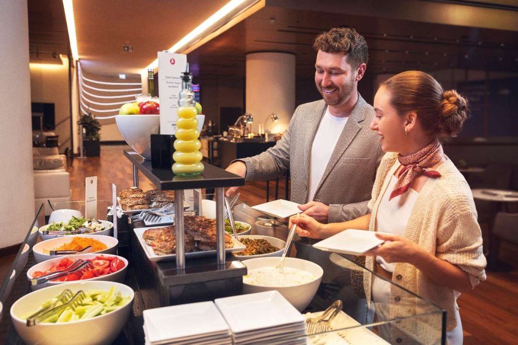 Turkish Airlines Business Lounge-da bufet