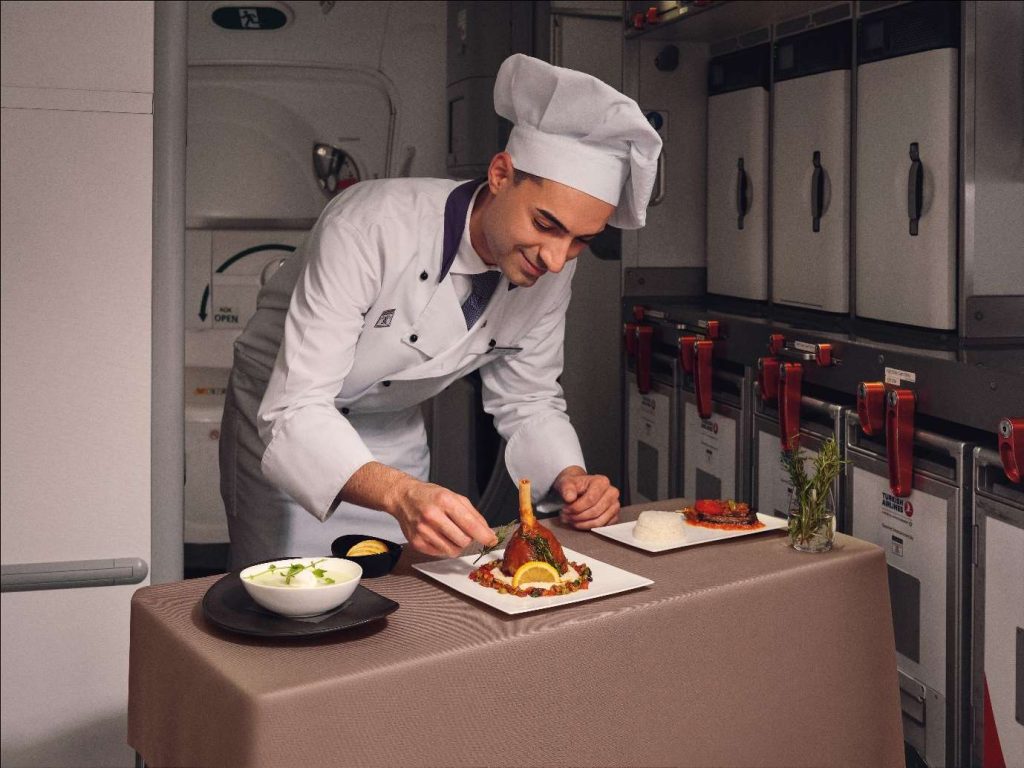 Turkish Airlines biznes sinfində uçuş zamanı aşpaz